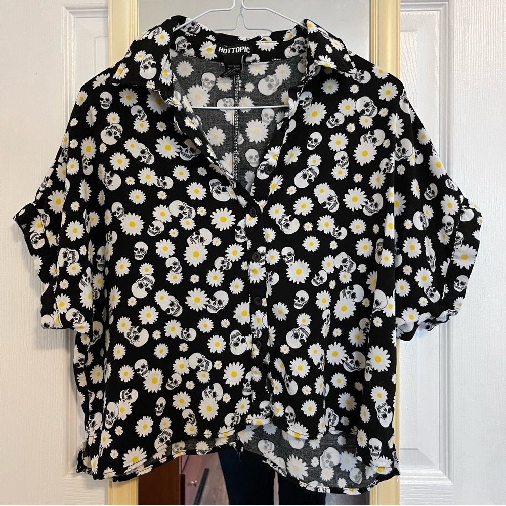 Hot Topic Black Button-Up Shirt with White Skulls and White & Yellow Daisies